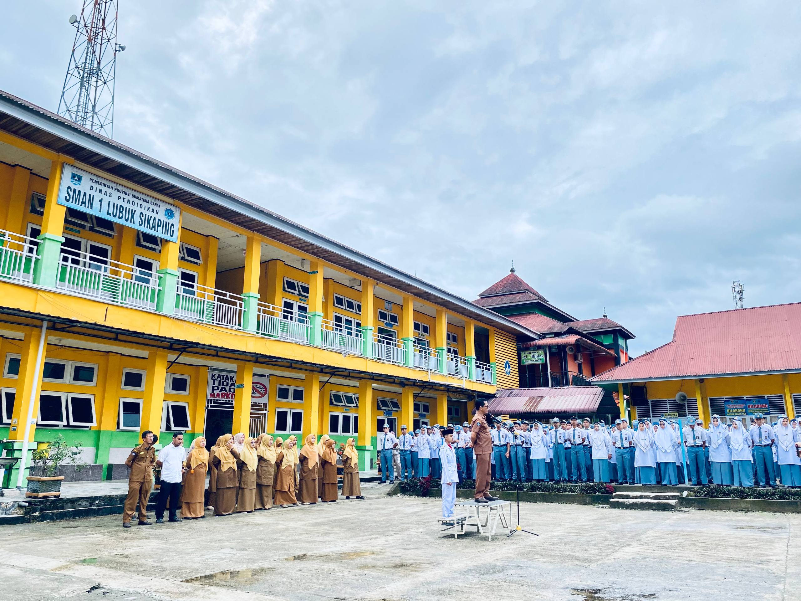 MEMPERINGATI HARI PAHLAWAN NASIONAL