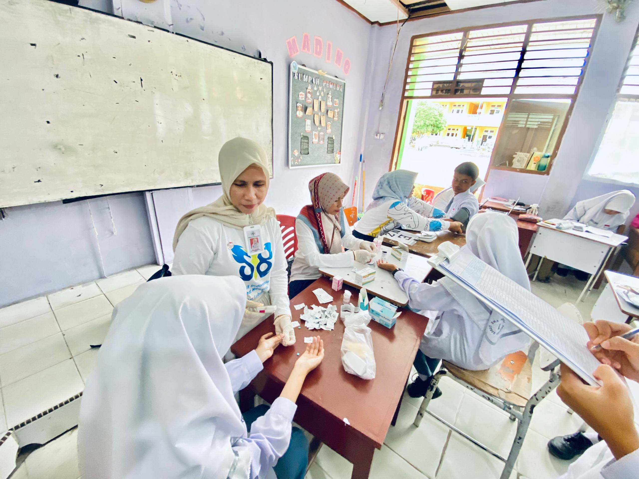 PUSKESMAS CEK KESEHATAN SISWA KELAS X