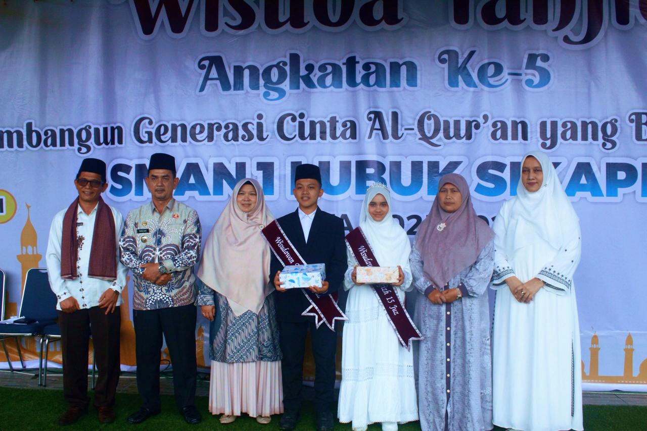 Bpk. Parulian Dalimunthe dan Ny. Lusi Welly Serahkan Hadiah kepada Wisudawan Tahfidz ke-5 SMAN 1 Lubuk Sikaping